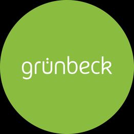Groene cirkel met het witte logo van "grünbeck" in het midden.