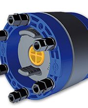 Blauer zylindrischer Adapter mit sechs Anschlüssen befindet sich vor weißem Hintergrund.
