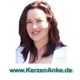 Eine Frau lächelt. Darunter steht die Website-Adresse www.KerzenAnke.de.