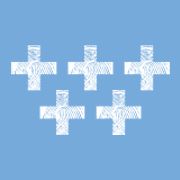 Cinco cruces blancas en un fondo azul claro.