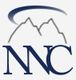 Logo mit stilisierten Bergen, blauer Linie darüber und Buchstaben "NNC" unten in dunkelblau.