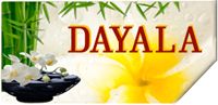 Text "DAYALA" mit Orchideen, Bambus und gelber Blume im Hintergrund.