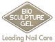 Logo von Bio Sculpture Gel mit Schriftzug "Führende Nagelpflege". Geometrisches Design in Braun.