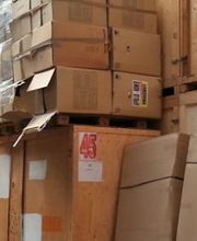 LKW und viele Holzkisten in einem Lagerbereich.