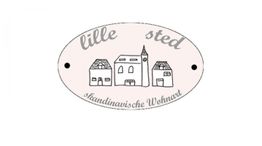 Ovales Schild mit Häusern, Text "lille sted" und "skandinavische Wohnart".