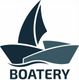 Logo med en båd i to toner og teksten "Boatery".