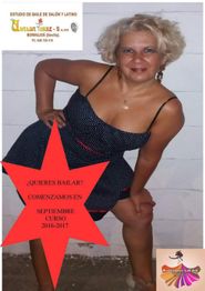 Mujer sonriendo con vestido negro junto a anuncio de clases de baile en septiembre 2016-2017.