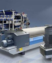 Equipamentos industriais de separação e filtragem em um ambiente de fábrica.