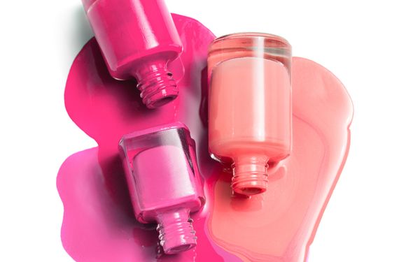 Drei verschiedene Nagellacke laufen aus und vermischen sich