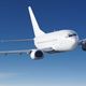 Weißes Flugzeug fliegt am klaren blauen Himmel.