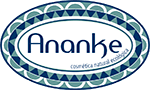 Logo de Ananke con diseño ovalado y texto "cosmética natural ecológica" en azul y blanco.
