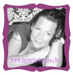 Schwarzweißfoto einer lächelnden Frau, Website "hearts4nails.de" unten im Bild, lila Rahmen.