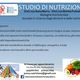 Volantino studio nutrizione con servizi offerti, contatti e simboli di alimenti e sport.