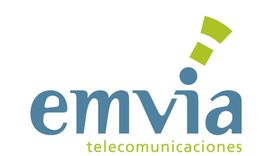 Logo de "emvia telecomunicaciones" con una figura en forma de signo de exclamación en verde.