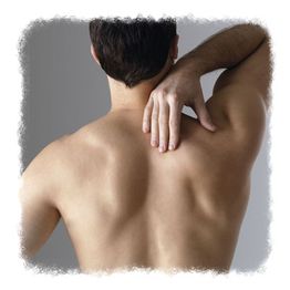 Rückenansicht eines Mannes, der sich den Nacken mit der Hand massiert.
