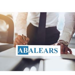 Hombre en camisa blanca y corbata escribiendo en un escritorio, con logo "ABALEARS" superpuesto.