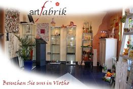 Ein gemütlicher Raum mit Kunstobjekten und Dekorationen bei "artfabrik". Einladung nach Vlotho.