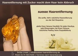 Hand hält goldene Zuckermasse; Text bewirbt natürliche Haarentfernung mit Zucker.