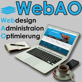 Laptop mit Webseite, Notizbuch und Kaffeetasse. Text: Webdesign, Administration, Optimierung.