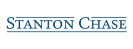 Logo mit blauem Text: "Stanton Chase" zwischen zwei horizontalen Linien.