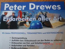 Werbung für Erdarbeiten von Peter Drewes mit Bild von Bauhelmen und Baumaschinen.