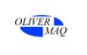 Logotipo com texto "OLIVER MAQ" e formas geométricas azuis.