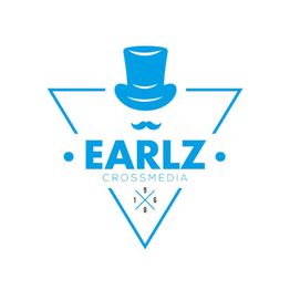Blaues Logo mit Zylinder, Schnurrbart und Text "EARLZ CROSSMEDIA" in einem Dreieck.