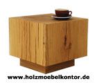 Holzwürfel-Tisch mit Kaffeetasse oben, URL: www.holzmoebelkontor.de.