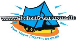 Logo eines blauen Zelts auf Anhänger mit Website und Kontakt: Fam. Heyer (03774) 64 03 80.