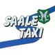 Text "Saale Taxi" auf blauem Band, daneben ein grünes Wappen mit zwei Fischen.