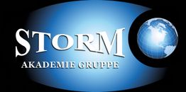 Logo: "STORM AKADEMIE GRUPPE" mit einem blauen Globus auf schwarzem Hintergrund.