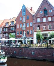 Blick übers Fleth zum Restaurant (links)