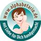 Illustration eines lächelnden Kindes mit Daumen hoch, Text "alphabetario.de, mit Liebe handgemacht".