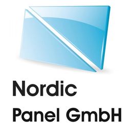 Blaues Logo der „Nordic Panel GmbH“ mit abstrakten geometrischen Formen.