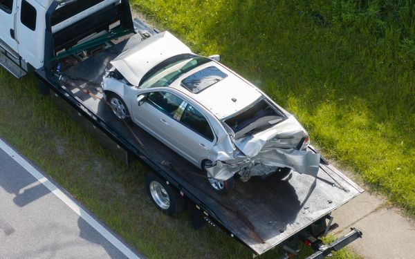 Unfallauto wird abgeschleppt