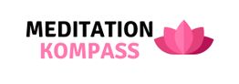 Logo mit Text "Meditation Kompass", daneben eine rosa Lotusblüte.