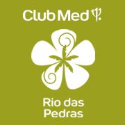 Logotipo do Club Med Rio das Pedras com fundo verde e desenho de flor branca no centro.