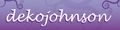 Schriftzug "dekojohnson" in Weiß auf lila Hintergrund mit floralen Mustern.