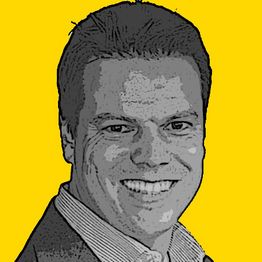 Portret van lachende man in pak, getekend in grijstinten met gele achtergrond.