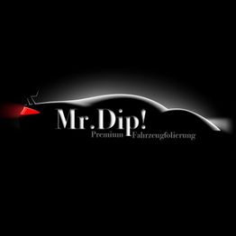 Silhouette eines Autos mit dem Text "Mr. Dip! Premium Fahrzeugfolierung" vor schwarzem Hintergrund.