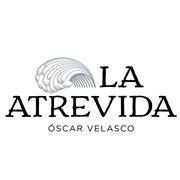 Logotipo de "La Atrevida" con una ola y el nombre "Óscar Velasco" debajo.