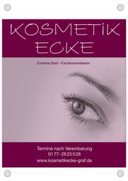 Banner mit dem Text "Kosmetik Ecke" und Nahaufnahme eines Auges. Kontaktdetails unten.