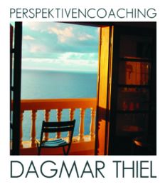 Blick von einem Balkon aufs Meer bei Sonnenuntergang, ein leerer Stuhl steht im Vordergrund.