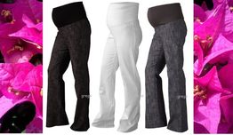 Schwangerschaftshosen in Schwarz, Weiß und Grau vor pink-blumigem Hintergrund.