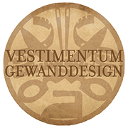 Rundes Logo, Text: 'Vestimentum Gewanddesign' mit abstraktem Muster im Hintergrund.