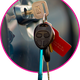 Autosleutels en sleutelhanger in contactslot van auto, close-up beeld.
