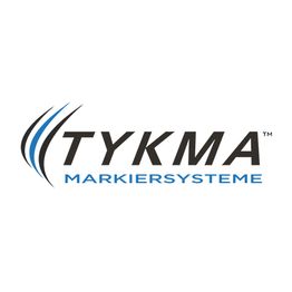 Logo von TYKMA Markiersysteme, schwarzer Text mit blauen Akzenten.