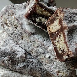 Doce de chocolate com biscoito, coberto com açúcar de confeiteiro.