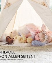 Ein Kind schläft in einem Zelt aus Stoff, umgeben von Kuscheltieren. Text: "STILVOLL VON ALLEN SEITEN!"
