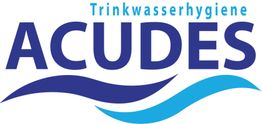 Logo mit Text "Trinkwasserhygiene ACUDES" und zwei Wellen in Blau.